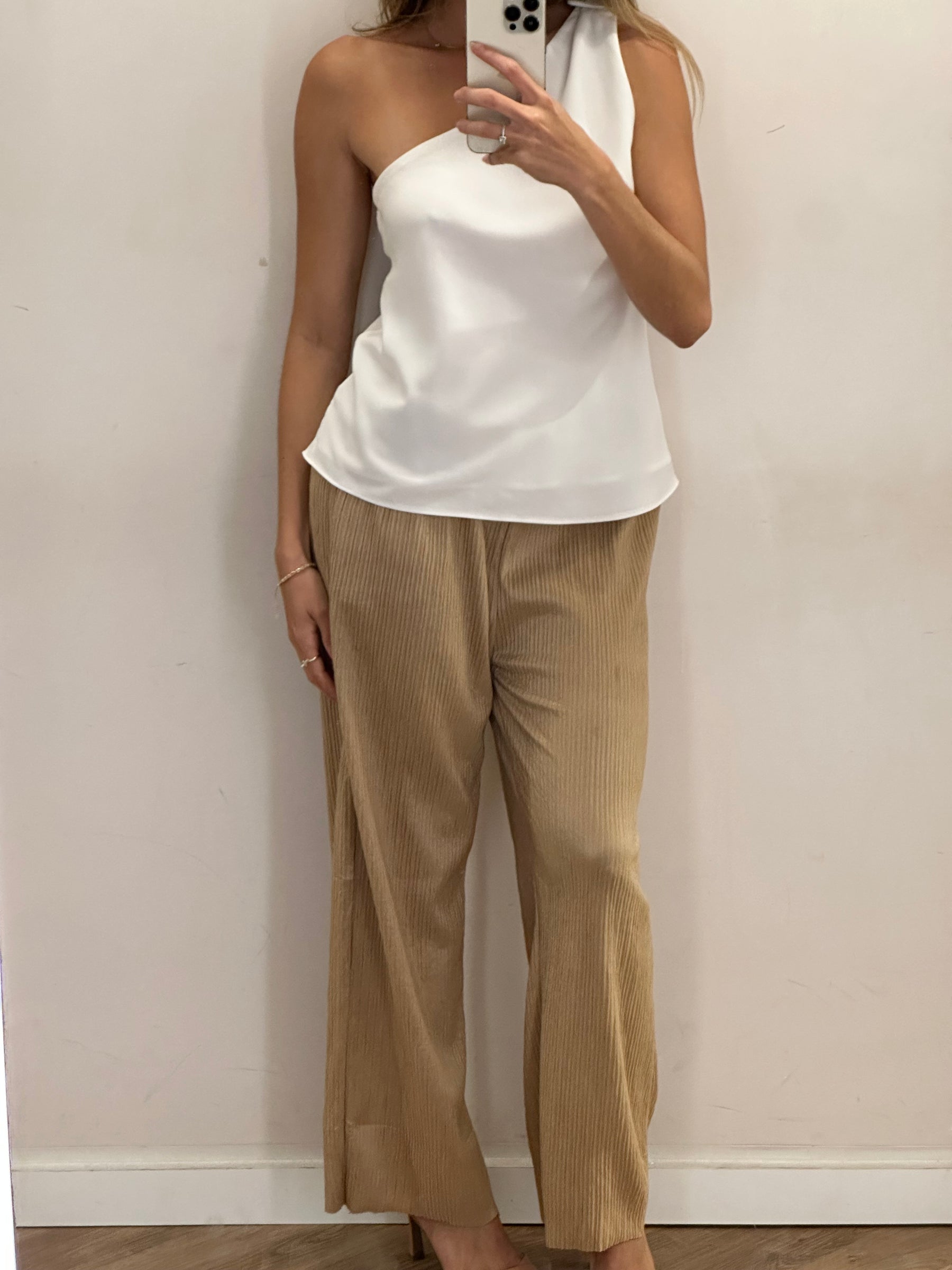 Calça Reta Acetinada Plissada Dourada tamanho M