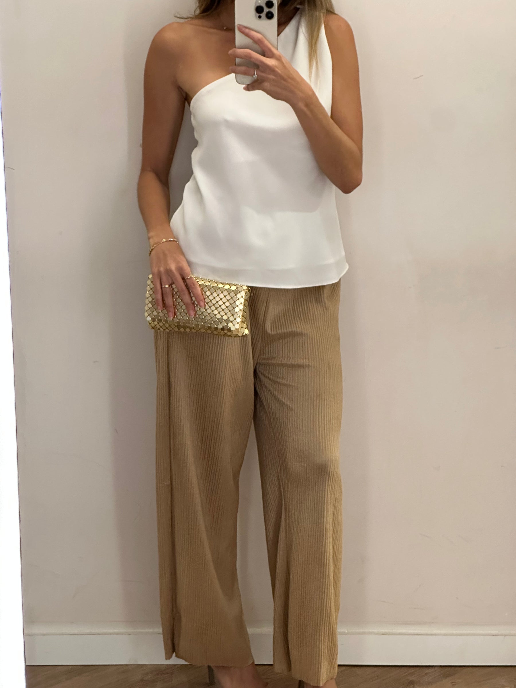 Calça Reta Acetinada Plissada Dourada tamanho M